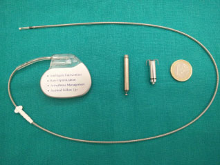 The traditional pacemaker (left) and the new cardiac stimulation devices: Nanostim LCP (in the center) and Micra TPS (right)
